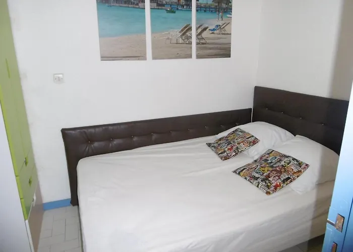 Gruissan: T3, 4 Pers, Piscine, Parking, Proche Commerce, Environnement Calme, Acces - Fr-1-796-14 *